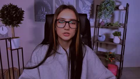 olivia_norton_ online show from October 12, 3:15 pm