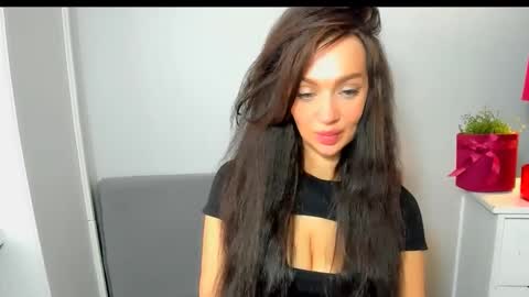 OliviaWomen online show from March 10, 11:36 am