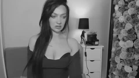 OliviaWomen online show from November 15, 6:37 am