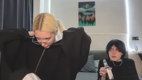 Bella and John online show from December 4, 11:32 am