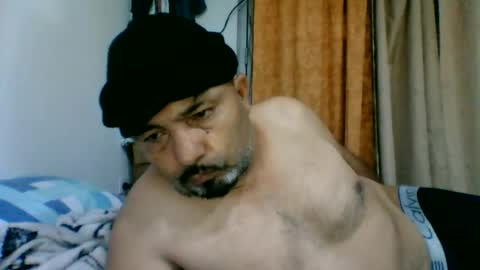 oscarjhe3512 online show from June 14, 2:11 am