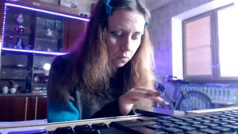 Ella online show from April 15, 8:06 am