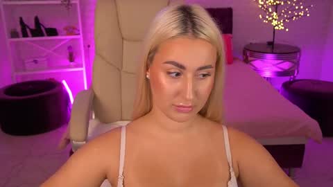 Lia online show from May 22, 2:02 pm