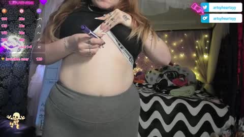 ArtsyHeartsyy online show from December 13, 5:16 am