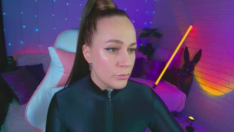 Dia  online show from November 17, 6:54 pm