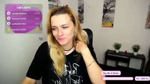 Snapshot of peppymia chatting on October 28, 7:09 am Mia online show from October 28, 7:09 am