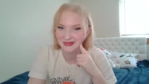 Snapshot of petite_cupcake chatting on March 5, 7:49 pm Little cupcake online show from March 5, 7:49 pm