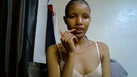 petite_melinda online show from June 18, 2:28 am