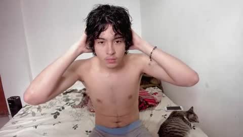 picaszomilos350 online show from November 3, 7:26 pm