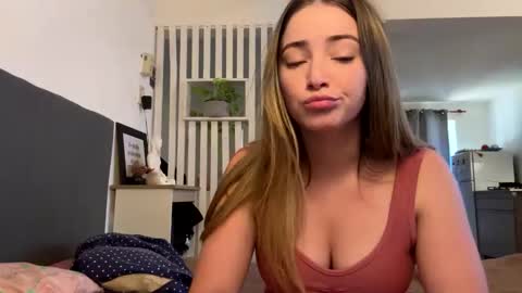 pilimartinez22 online show from May 13, 7:12 pm
