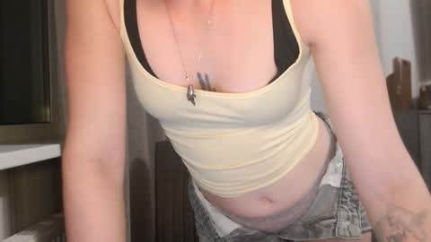 Snapshot of pineapple__mood chatting on October 18, 7:07 pm online show from October 18, 7:07 pm