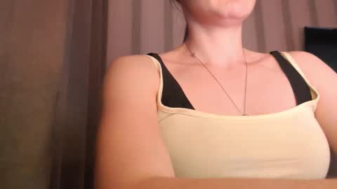 Snapshot of pineapple__mood chatting on October 13, 6:48 am online show from October 13, 6:48 am