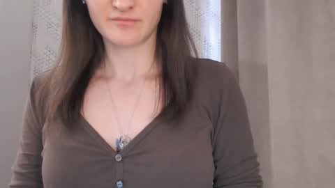Snapshot of pineapple__mood chatting on February 18, 1:22 pm online show from February 18, 1:22 pm