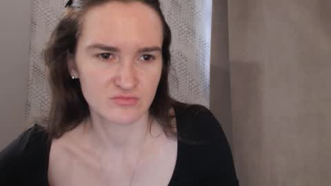 Snapshot of pineapple__mood chatting on March 3, 5:09 am online show from March 3, 5:09 am