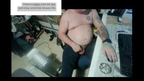 Snapshot of pini_z chatting on December 21, 9:47 pm pini_z online show from December 21, 9:47 pm