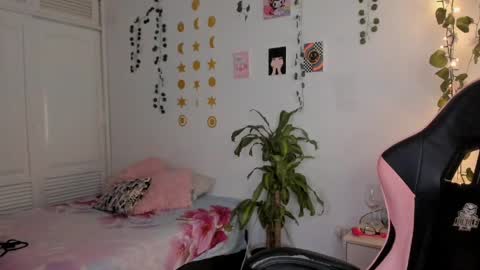 Sarah .. online show from April 1, 1:12 pm