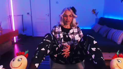 Victoria online show from December 12, 9:04 pm