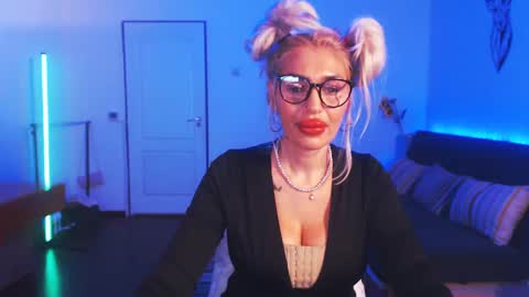 Victoria online show from December 22, 1:01 am