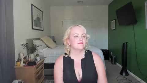 queenroselyn online show from November 7, 11:29 pm