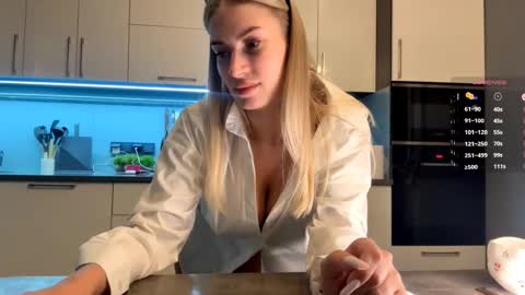 Mila online show from March 25, 4:25 pm