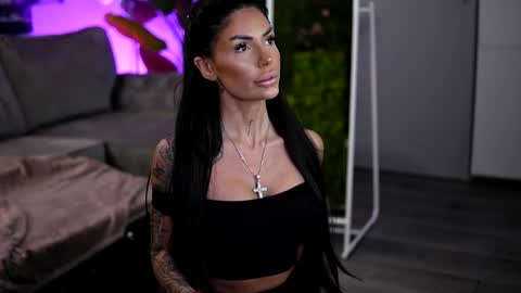 Raquelle online show from April 4, 8:32 am