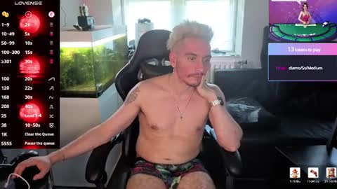 Rayzel White online show from June 10, 5:23 pm