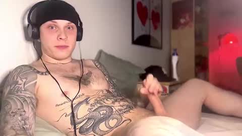 Snapshot of redrumbackwards chatting on December 17, 5:40 am redrum online show from December 17, 5:40 am