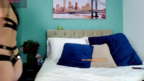 Snapshot of reese_yanella chatting on October 19, 7:18 pm Yanella online show from October 19, 7:18 pm