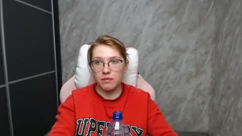 Snapshot of reginasmilee chatting on February 19, 3:05 pm Regina online show from February 19, 3:05 pm