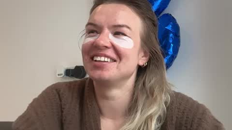 riana894237 online show from May 7, 9:38 am