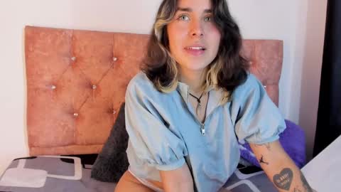 Snapshot of riley_colors chatting on March 5, 12:05 am Riley online show from March 5, 12:05 am