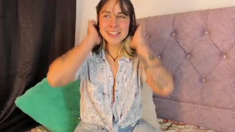 Snapshot of riley_colors chatting on February 3, 11:26 pm Riley online show from February 3, 11:26 pm