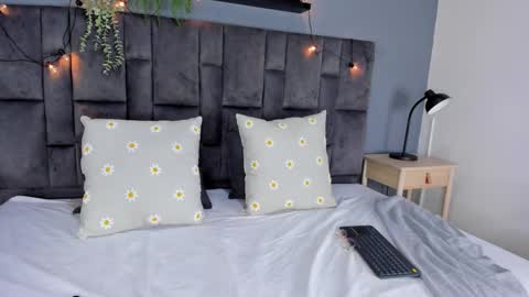 RIRI  online show from September 15, 7:59 pm