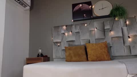 RIRI  online show from April 13, 7:40 pm