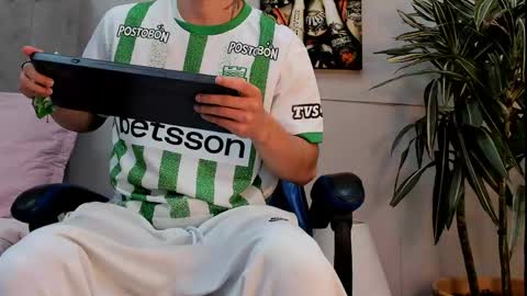 Roan Birkin online show from June 9, 1:39 am