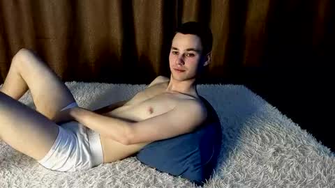 robert10211 online show from March 2, 5:08 am