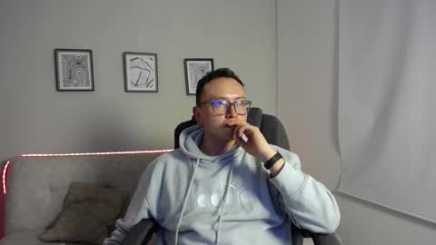 Snapshot of robert_honey chatting on October 13, 12:56 am Robert online show from October 13, 12:56 am