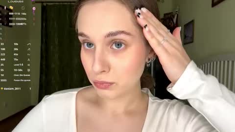 Mia online show from December 19, 7:26 am