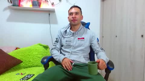 rolos_hot32 online show from January 6, 1:04 pm