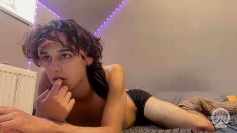 roma_shyguy_ online show from August 4, 12:34 pm