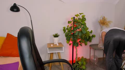 Rony online show from December 8, 1:36 pm