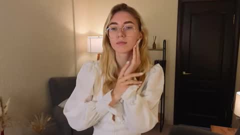 Emma online show from October 9, 8:09 am