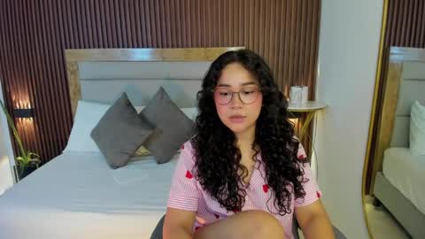 rossie_lanie_ online show from April 4, 7:21 pm