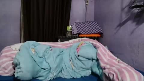 roxanne_98 online show from July 2, 1:36 am