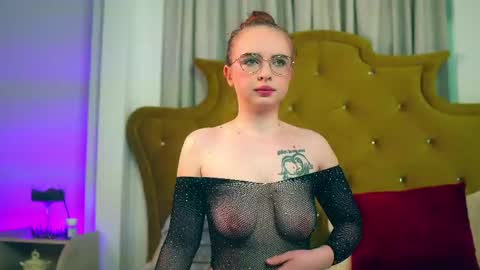 roxiee_vice online show from April 19, 5:19 am