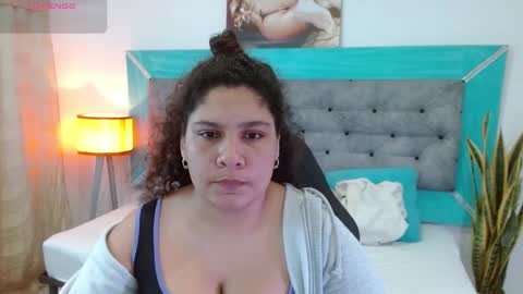 Snapshot of roxx_iie chatting on October 7, 2:51 am roxiie online show from October 7, 2:51 am