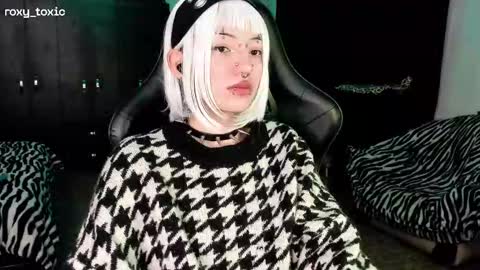 Roxy Independient model Help me to reach 50 thumbs up online show from November 19, 2:11 am