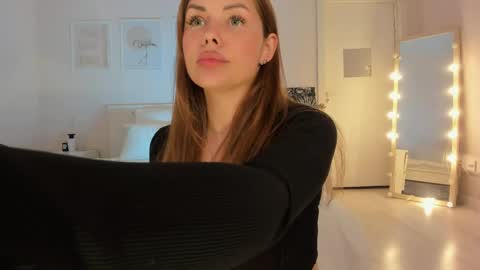 Roxy follow me online show from April 29, 5:30 pm