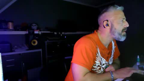 Snapshot of ruffi77 chatting on November 1, 4:44 am Chico que rico Caliente online show from November 1, 4:44 am