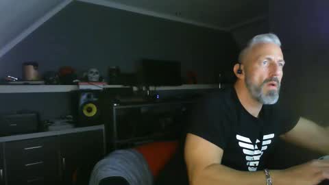 Snapshot of ruffi77 chatting on February 16, 12:30 am Chico que rico Caliente online show from February 16, 12:30 am